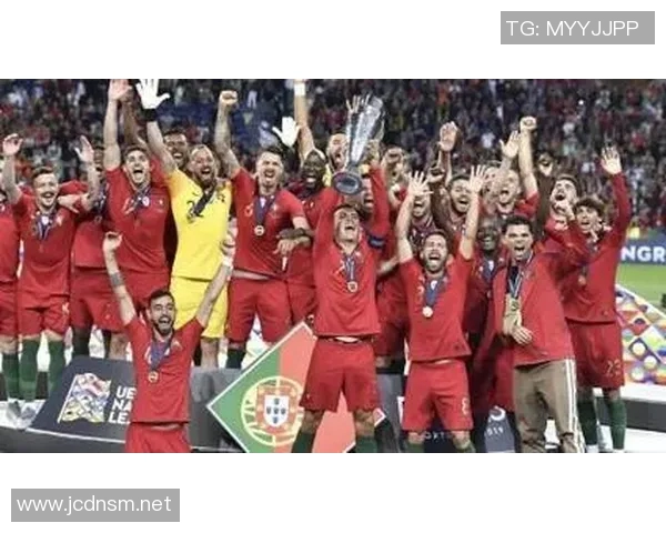 西班牙队历史性捧起欧国联冠军奖杯，球迷激动狂欢现场沸腾